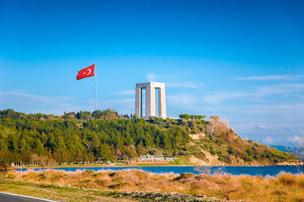 Pomnik Męczenników Canakkale z turecką flagą, Turcja – zdjęcie