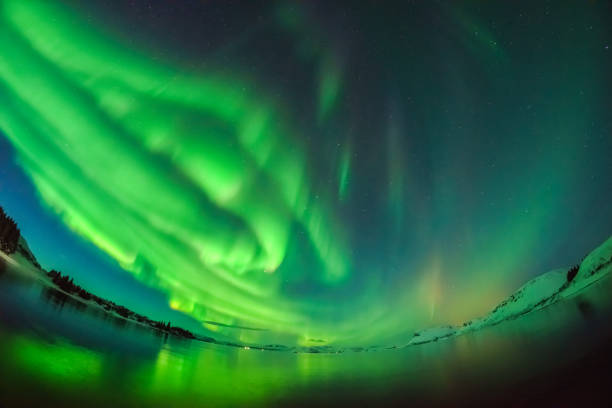 색상화 북극광 - aurora borealis iceland astronomy tranquil scene 뉴스 사진 이미지
