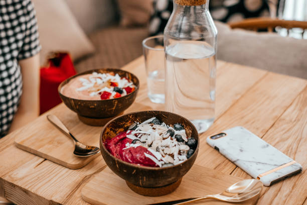 berry smoothie bowls - strawberry blueberry raspberry glass imagens e fotografias de stock