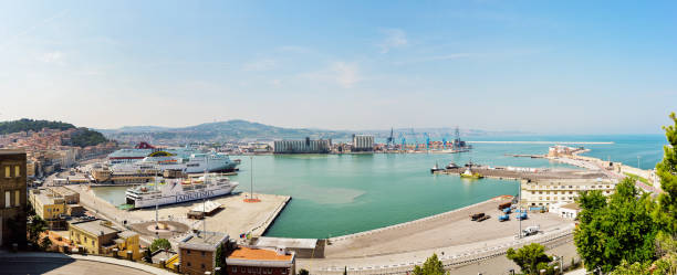 vue panoramique sur le port commercial d’ancône - architecture blue business carrying photos et images de collection