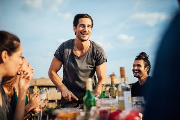 grupo de jóvenes en fiesta de barbacoa - azafata fotografías e imágenes de stock