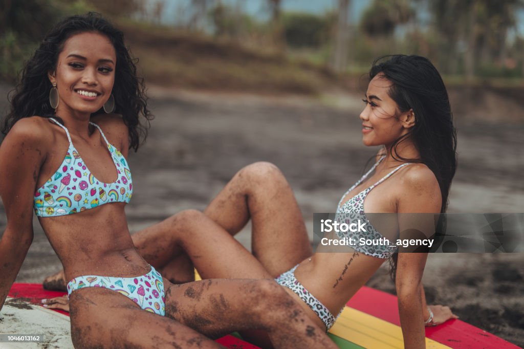 voldoende teer Arabische Sarabo Lesbian Couple Surfers Stock Photo - Download Image Now - Adult, Adults  Only, Adventure - iStock