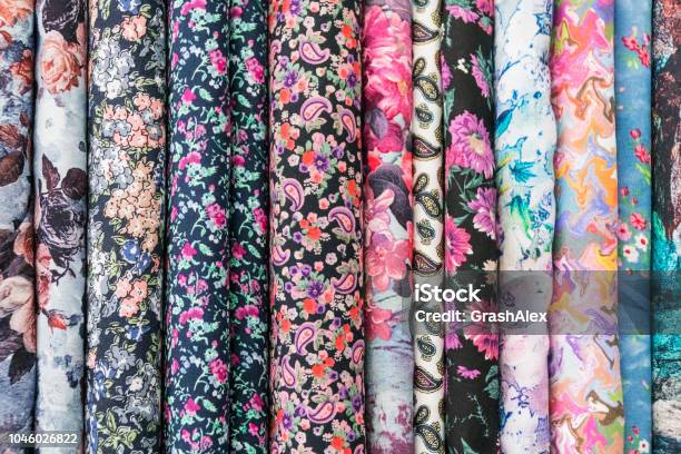 Proben Von Bunten Stoff Mit Blumen Stockfoto und mehr Bilder von Textilien - Textilien, Ausdrucken, Rolle
