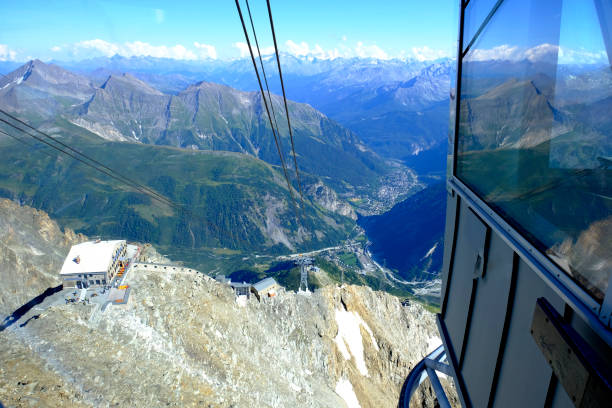 skyway monte bianco cable car to heilbroner on the italian side of mont blanc. courmayeur, italy. - elevated walkway imagens e fotografias de stock