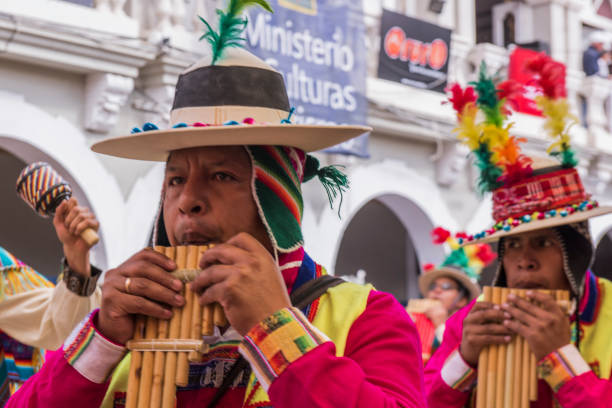 ボリビアのオルロのカーニバルで促し panpipes を競技している人。 - mardi gras tourism human face travel ストックフォトと画像
