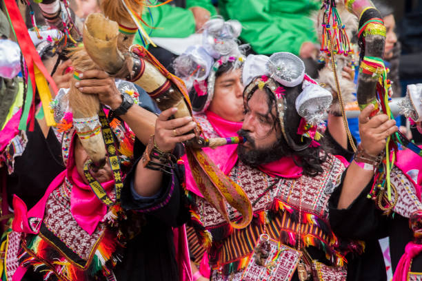 ボリビアのオルロ ・ カーニバルでホルンを演奏する男性。 - mardi gras tourism human face travel ストックフォトと画像