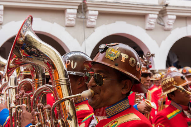 ボリビアのオルロ ・ カーニバルでチューバを演奏する男性。 - mardi gras tourism human face travel ストックフォトと画像