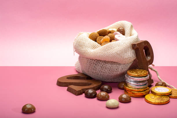 st.nicholas day in december, children holiday in netherlands, belgium, germany and curacao, chocolate spicy ginger cookies, letters and coins on pink background copy space - piet imagens e fotografias de stock