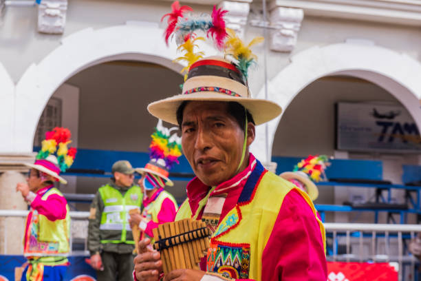 男はボリビアのオルロのカーニバルで、パンパイプを再生します。 - mardi gras tourism human face travel ストックフォトと画像