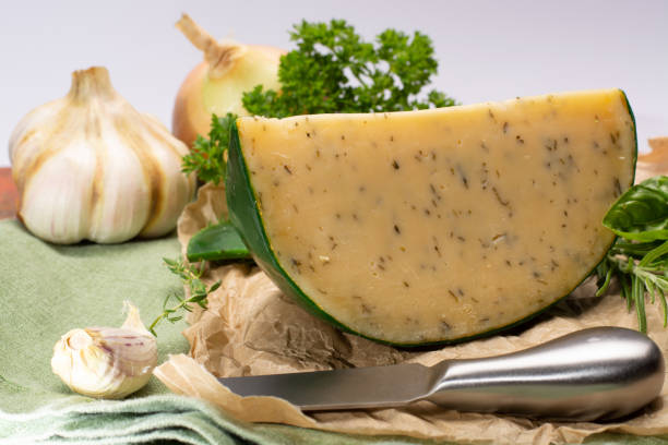 queso elaborado con leche de vacas con diferentes especias y hierbas frescas verdes especialidad holandesa - basiron fotografías e imágenes de stock