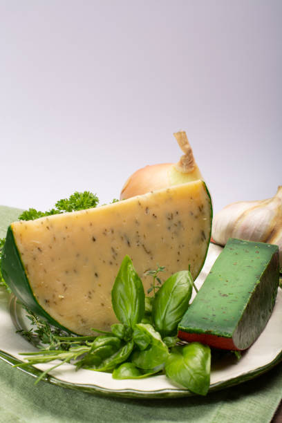 queso elaborado con leche de vacas con diferentes especias y hierbas frescas verdes especialidad holandesa - basiron fotografías e imágenes de stock