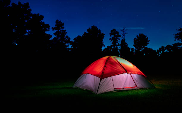 tienda de la bóveda iluminada por la noche - tent camping dome tent single object fotografías e imágenes de stock