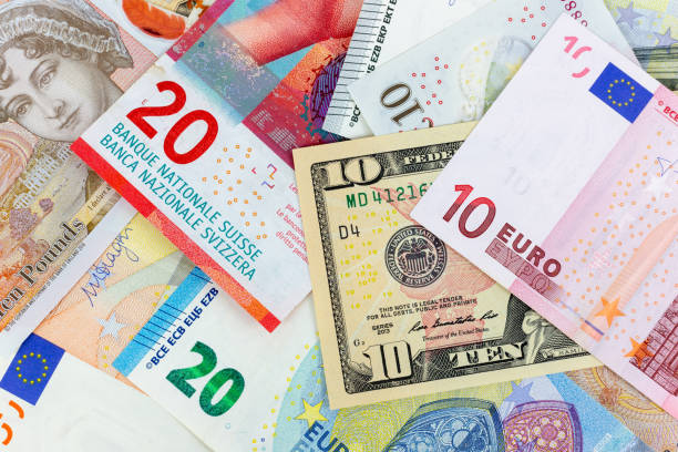 fotografia macro ravvicinata di dollaro, sterlina, euro e franco. contesto concettuale di scambio di denaro commerciale. - currency exchange currency european union currency dollar foto e immagini stock