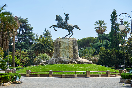 Pisa / Tuscany / Italia / mayo de 2018: estatua de Giuseppe Garibaldi en La Spezia, Italia. Giuseppe Garibaldi fue un general italiano y político que desempeñó un papel grande en la historia de Italia photo