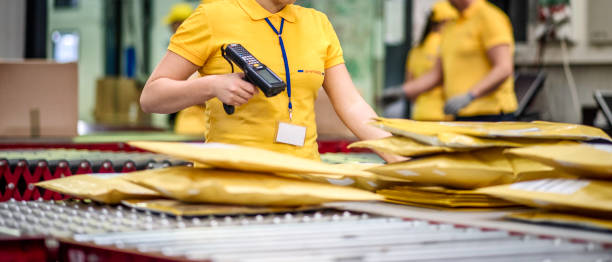 uso del lettore di codici a barre - warehouse bar code reader manual worker working foto e immagini stock