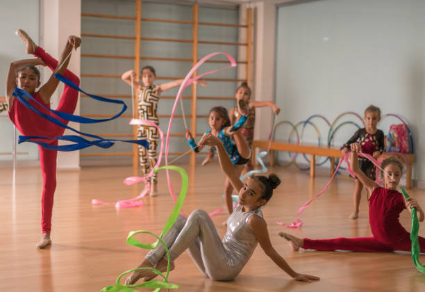 jovens bailarinas dançando fazendo prática em estúdio de ballet. - acrobatic activity - fotografias e filmes do acervo