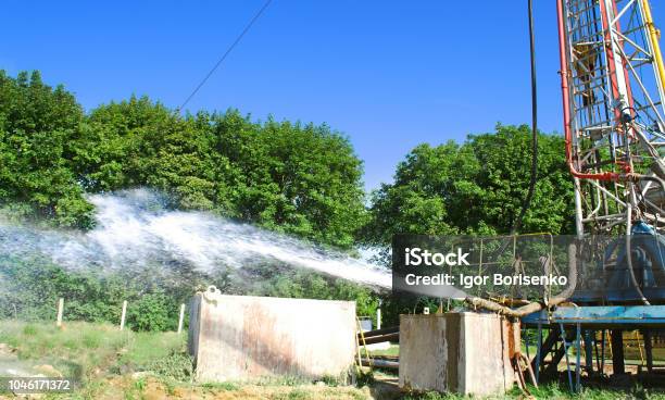 Photo libre de droit de Appareil De Forage Perce Un Puits Pour Extraire Leau Assimilation Bien Lapprovisionnement En Eau Sous Pression De Roches À La Surface banque d'images et plus d'images libres de droit de Puits à eau