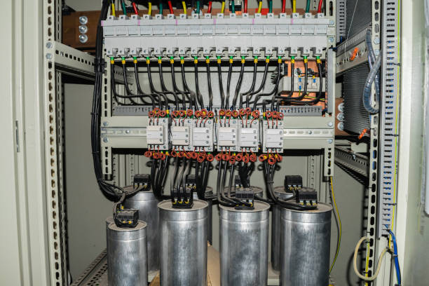 condensateurs haute puissance installées dans le boîtier électrique - condensateur photos et images de collection