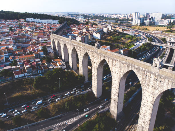 l’aqueduc aguas livres (en portugais : aqueduto das aguas livres « aqueduc des eaux libres ») est un aqueduc historique dans la ville de lisbonne, portugal, vue ensoleillée l’été, tiré depuis un drone - canal eau vive photos et images de collection