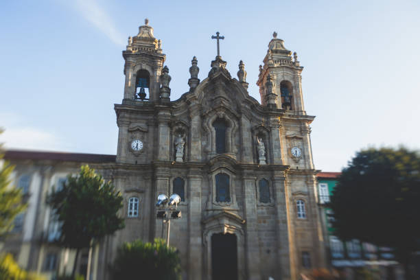 straßen in der historischen alten stadt zentrum von braga, portugal, region norte, sommerabend - piazza nova stock-fotos und bilder