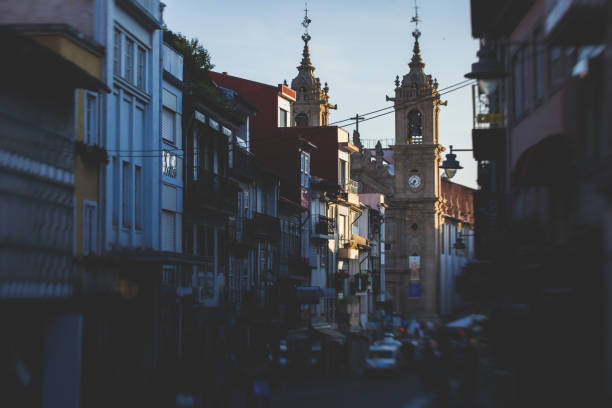 straßen in der historischen alten stadt zentrum von braga, portugal, region norte, sommerabend - piazza nova stock-fotos und bilder