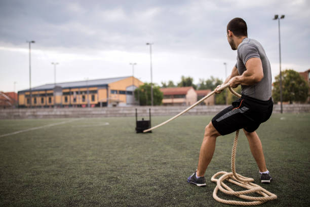 homem puxar trenó ginásio - rope pulling - fotografias e filmes do acervo