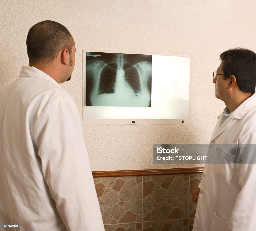 Arzt untersuchen x-ray von Lungen - Lizenzfrei Analysieren Stock-Foto