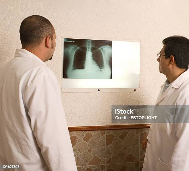 ドクターズ勉強する X 線の肺 - 2人のストックフォトや画像を多数ご用意 - 2人, X線撮影, カラー画像