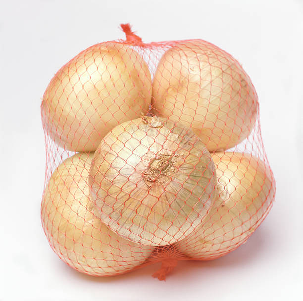 a cebola - onion bag netting vegetable imagens e fotografias de stock