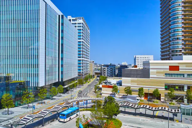 In the southeastern area of Musashi Kosugi Station, modern cityscapes and high-rise apartments are built. In front of the station, it is a bus or taxi roundabout.
