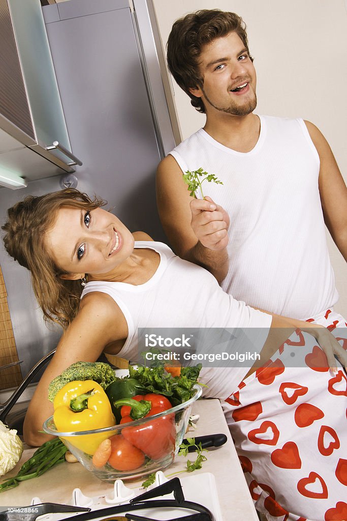 Jovem casal romântico na cozinha - Foto de stock de Casal royalty-free
