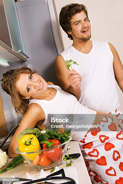 Foto de Jovem Casal Romântico Na Cozinha e mais fotos de stock de Casal - Casal, Adulto, Alimentação Saudável