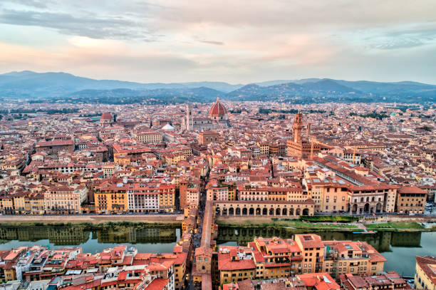 ponte vecchio und florenz von oben - italy florence italy bridge tuscany stock-fotos und bilder