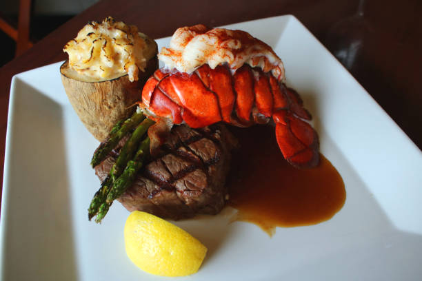 steak and lobster - surf and turf fotos imagens e fotografias de stock