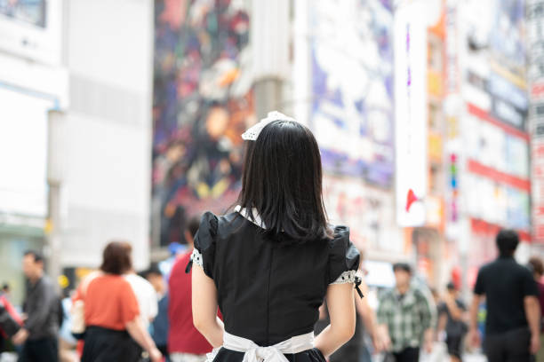 東京・秋葉原の路上を歩くコスプレ メイド - 秋葉原 ストックフォトと画像