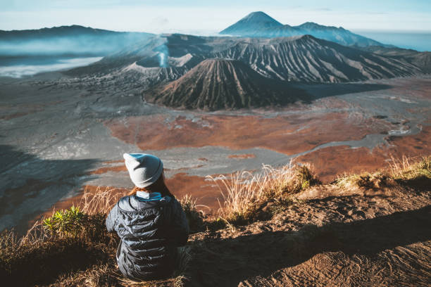 traveler kobiet i wschód słońca w wulkan mt.bromo (gunung bromo) kingkong wzgórzu east java, indonezja - bromo crater zdjęcia i obrazy z banku zdjęć