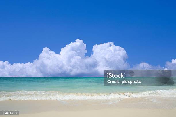 Spiaggia Con Sole - Fotografie stock e altre immagini di Acqua - Acqua, Ambientazione esterna, Bellezza naturale