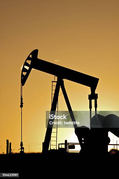 石油 Pumpjack の夕日 - カラー画像のストックフォトや画像を多数ご用意 - カラー画像, シルエット, 人物なし