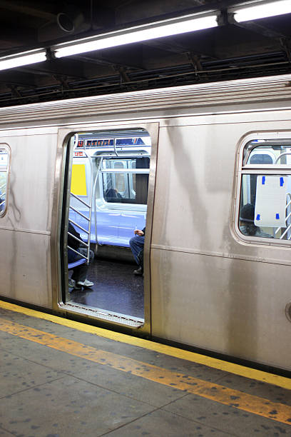 n le train s'arrête à la 59e rue de brooklyn, à new york - subway station new york state new york city fluorescent light photos et images de collection