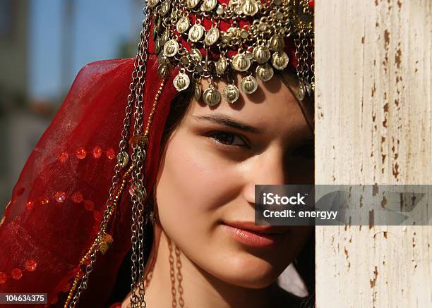 Joven Mujer En Vestido De Boda Tradicional Foto de stock y más banco de imágenes de Azerbaiyán - Azerbaiyán, Abalorio, Anatolia