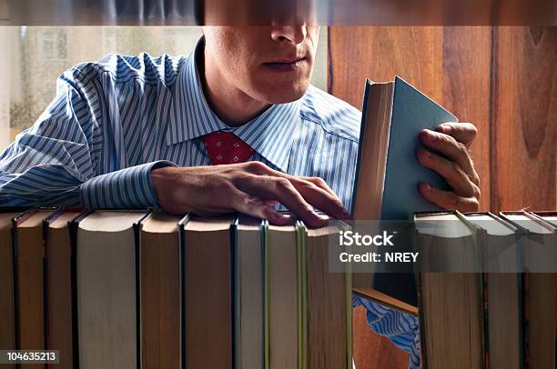 Foto de Homens E Livros e mais fotos de stock de Adulto - Adulto, Biblioteca, Educação