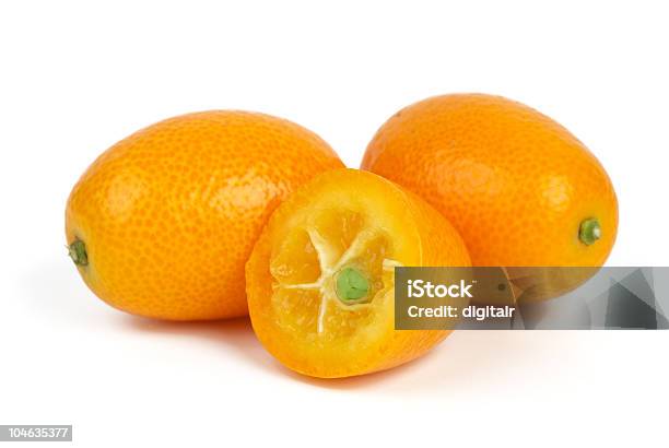 Foto de Dois Integral E Fatias De Frutas Kumquat e mais fotos de stock de Alimentação Saudável - Alimentação Saudável, Branco, Comida