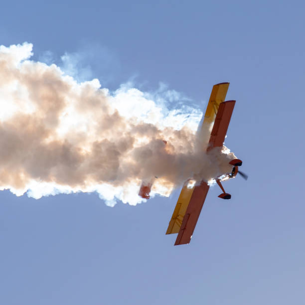 avião em acrobacia aérea - stunt airplane air air vehicle - fotografias e filmes do acervo