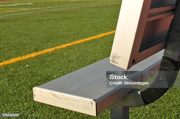 Bank An Der Seitenlinie Eines Footballfeld Stockfoto und mehr Bilder von Sitzbank - Sitzbank, Sport, Spielfeldgrenze