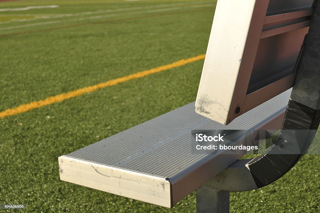 Banco en la banda de un campo de fútbol americano - Foto de stock de Banco - Asiento libre de derechos