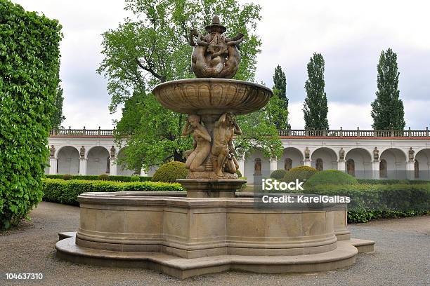 Fontana Tritons Fiore Giardino Kromeriz - Fotografie stock e altre immagini di Fontana - Struttura costruita dall'uomo - Fontana - Struttura costruita dall'uomo, Muro, Muro di recinzione