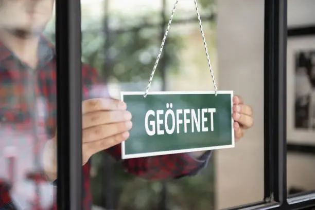 Open sign in German language.