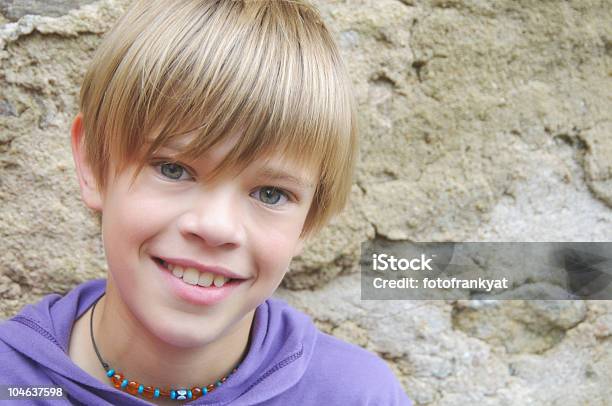 Ragazzo Di Capelli Biondi - Fotografie stock e altre immagini di 14-15 anni - 14-15 anni, Adolescente, Adolescenza