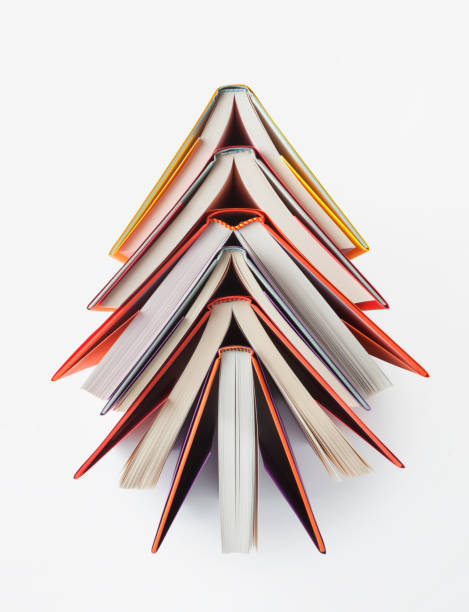 arbre de noël fabriqué à partir de livres sur fond blanc - concepts creativity ideas christmas photos et images de collection