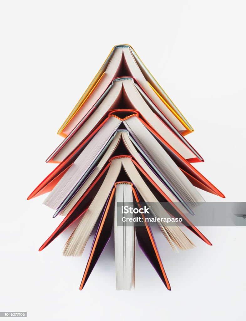 Albero di Natale fatto di libri su sfondo bianco - Foto stock royalty-free di Libro